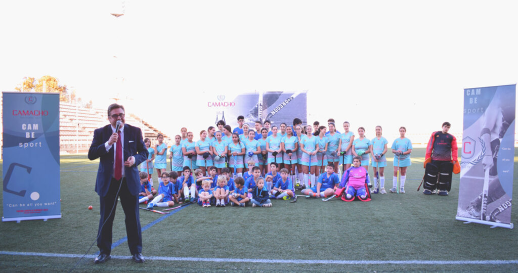 El consejero delegado y gerente de Camacho fabricación textil presentando las nuevas equipaciones del club de Hockey de Ayamonte fabricadas bajo la certificación medioambiental EMAS